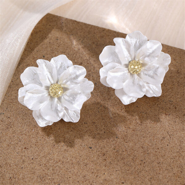 Hollow Sweet Earrings Pearl Flowers - Image 4